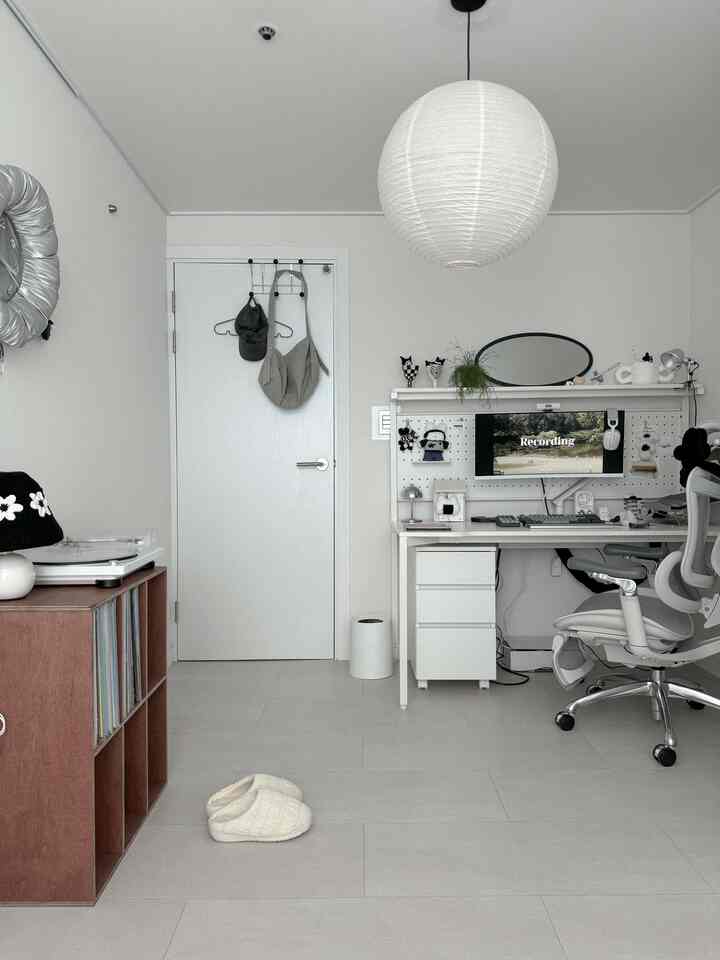 ホワイトとブラウンのトーンのホームオフィス、シンプルでコンパクトな空間にデスクとオフィスチェアが配置されたモダンな部屋