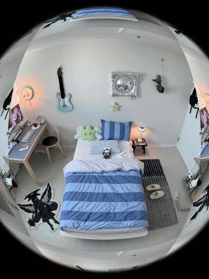 白と青のトーンが特徴的な寝室、中央にシングルベッドとデスクが配置された清潔感のある空間