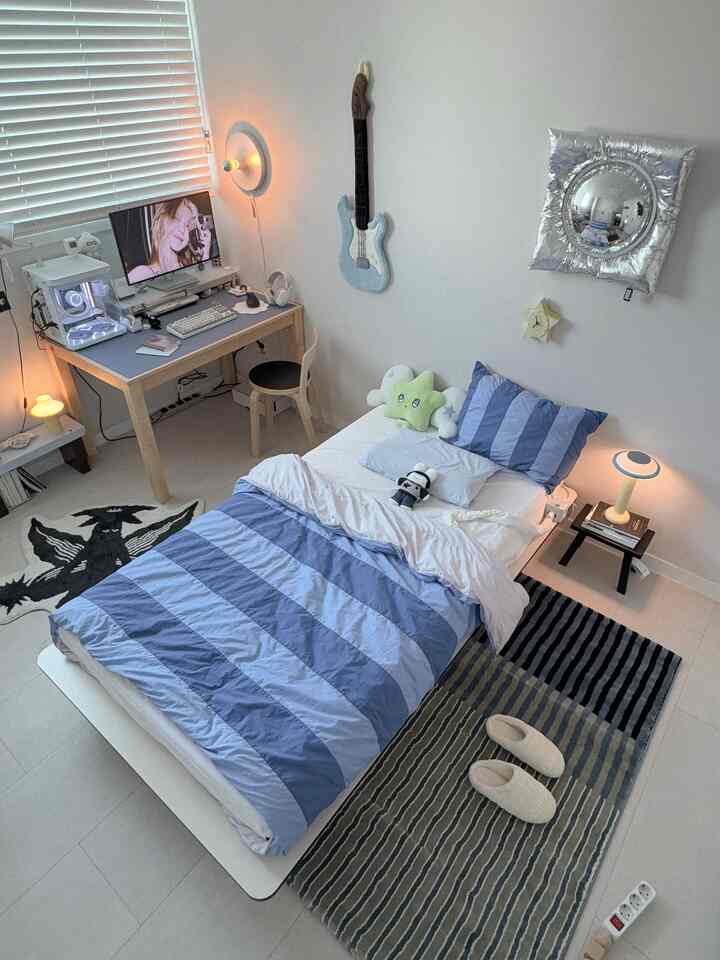 白と青のモノトーンが調和した一人暮らしの寝室、モダンな家具とパソコンが配置された居心地の良い空間