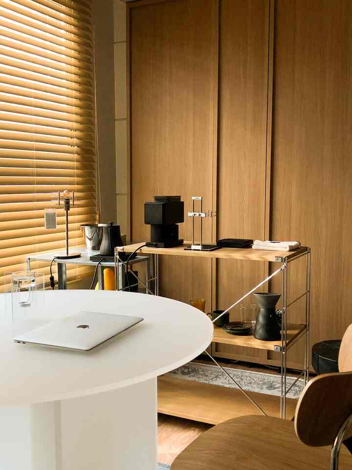 暖かい木目調と白いテーブルが調和した1坪のコンパクトなおうちカフェの印象的な空間