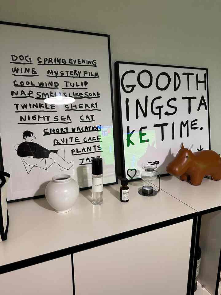 白色の壁とチェストの上にアロマオイルウォーマーとカバのオブジェが置かれた、すっきりとしたインテリアの空間