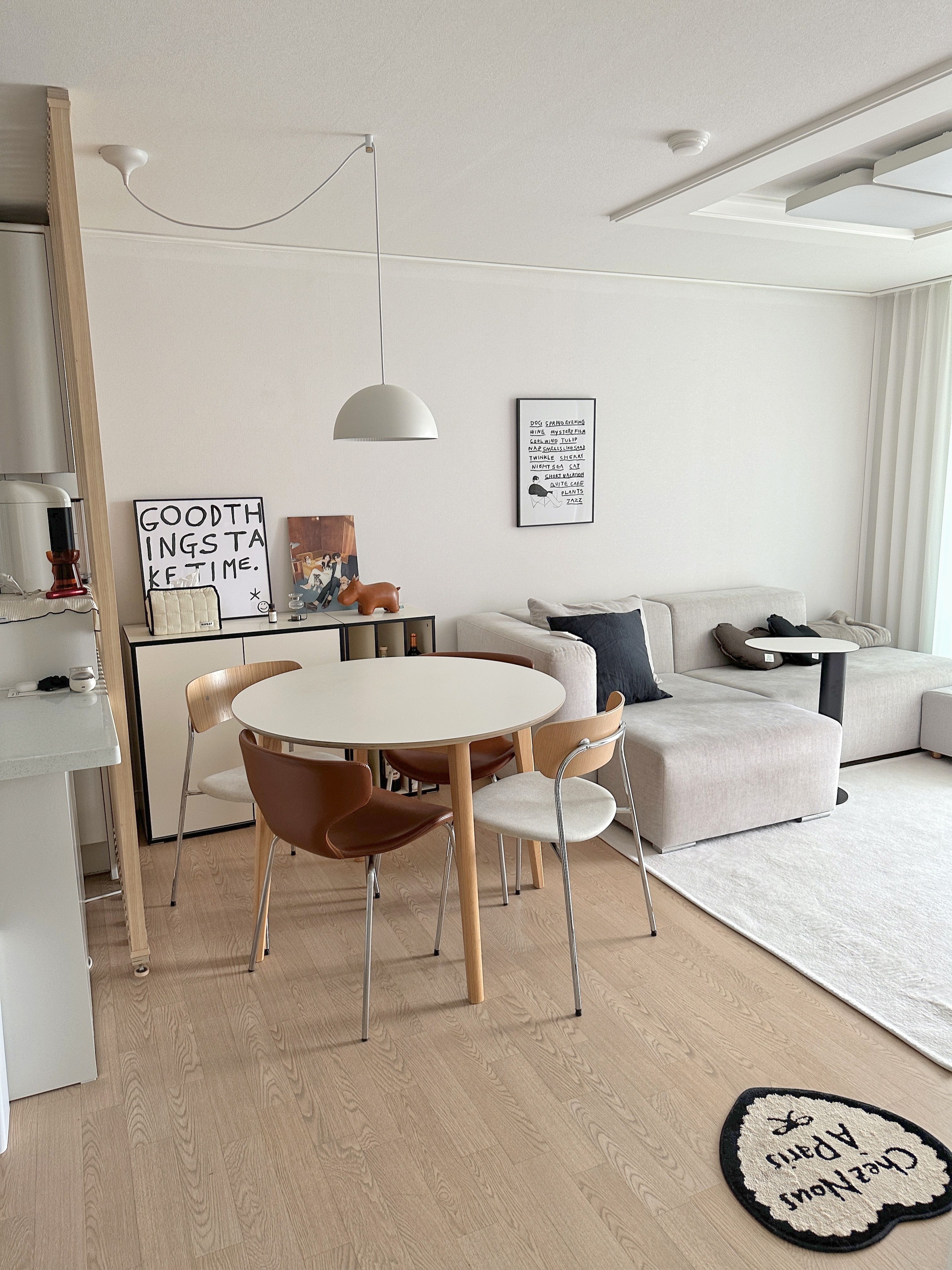 ミッドセンチュリーモダンなリビング用バスマットのインテリア