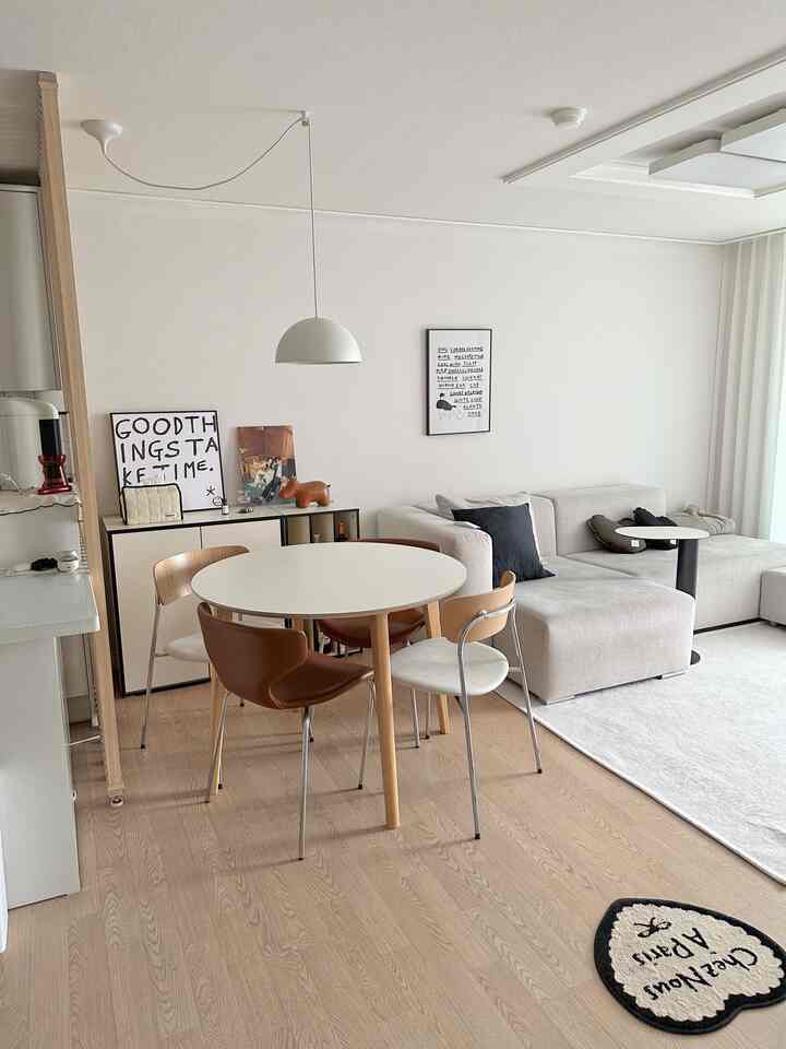 白と木目調が調和したリビングとダイニングスペース、シンプルで温かみのある雰囲気のインテリア