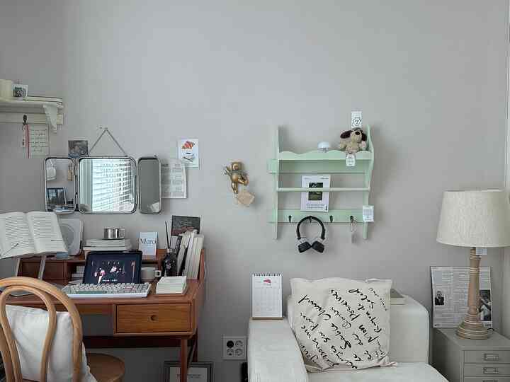 白と木目調のホームオフィス、木製デスクとソファが配置された落ち着いた雰囲気の作業空間