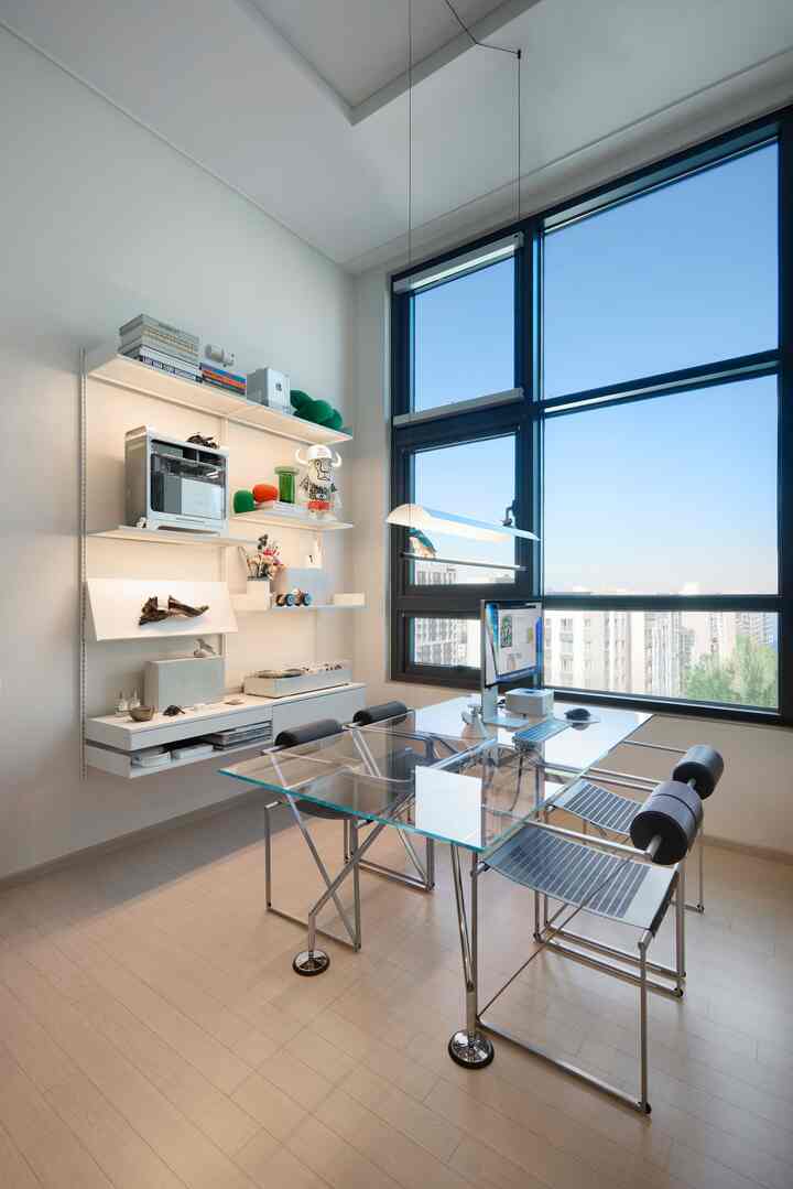 白とウッドトーンのリビング、透明なガラス机と壁棚が配置されたミッドセンチュリーモダンの明るい空間