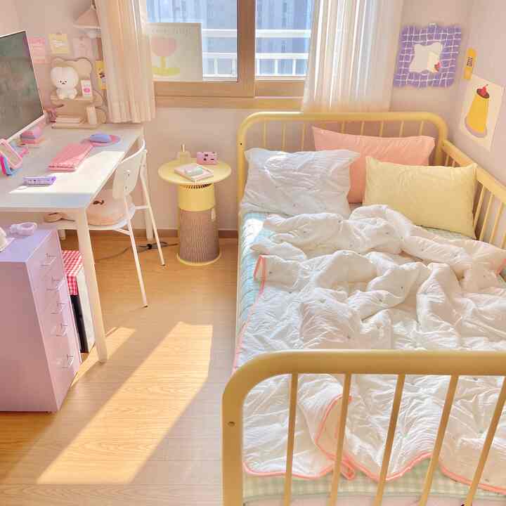 白と黄色の色調の子供部屋、黄色いベッドと白い机が配置された明るく居心地の良いインテリア