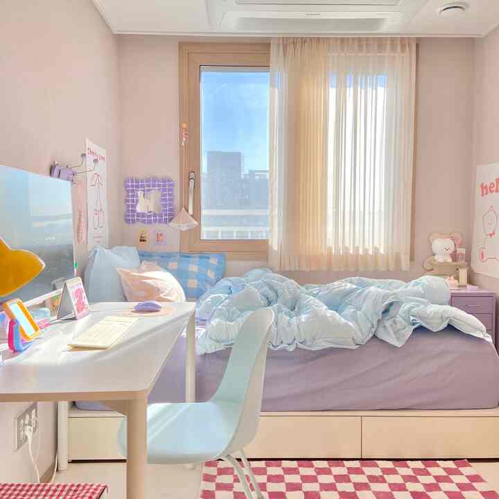 明るいパステルとホワイトの調和した子供部屋、ベッドとデスク、シフォンカーテンが配置された印象的な空間