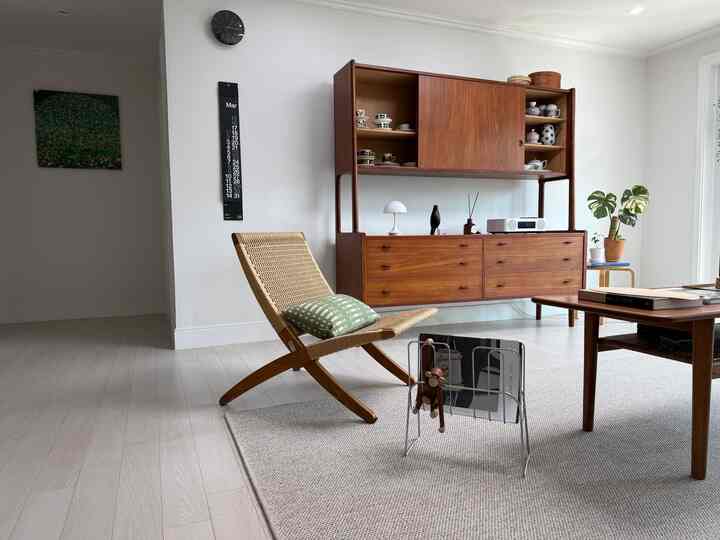 ナチュラルな色調のリビング、木製家具と白い壁が調和した落ち着いた空間