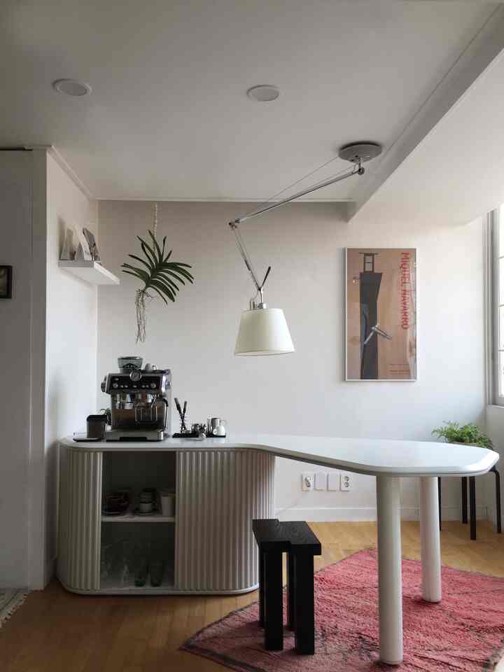 ホワイトと木目調が調和するおうちカフェ兼ホームオフィス空間に、ヴィンテージデスクとペンダントライトが配置された印象的なインテリア