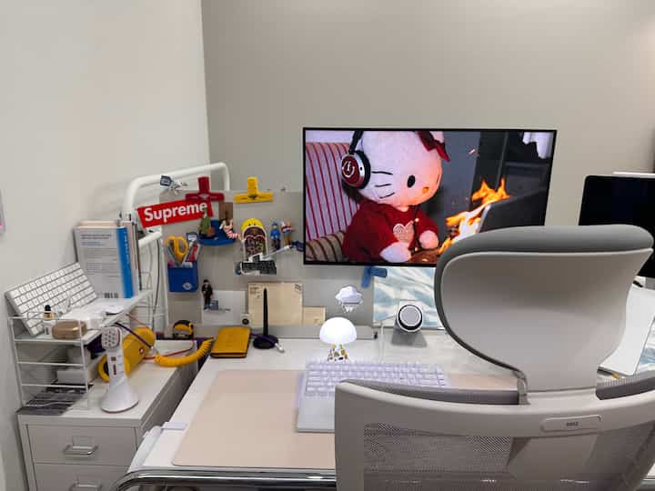 ホワイトトーンのホームオフィス、整然としたデスクにオフィスチェアとモニターが配置された実用的な作業スペース