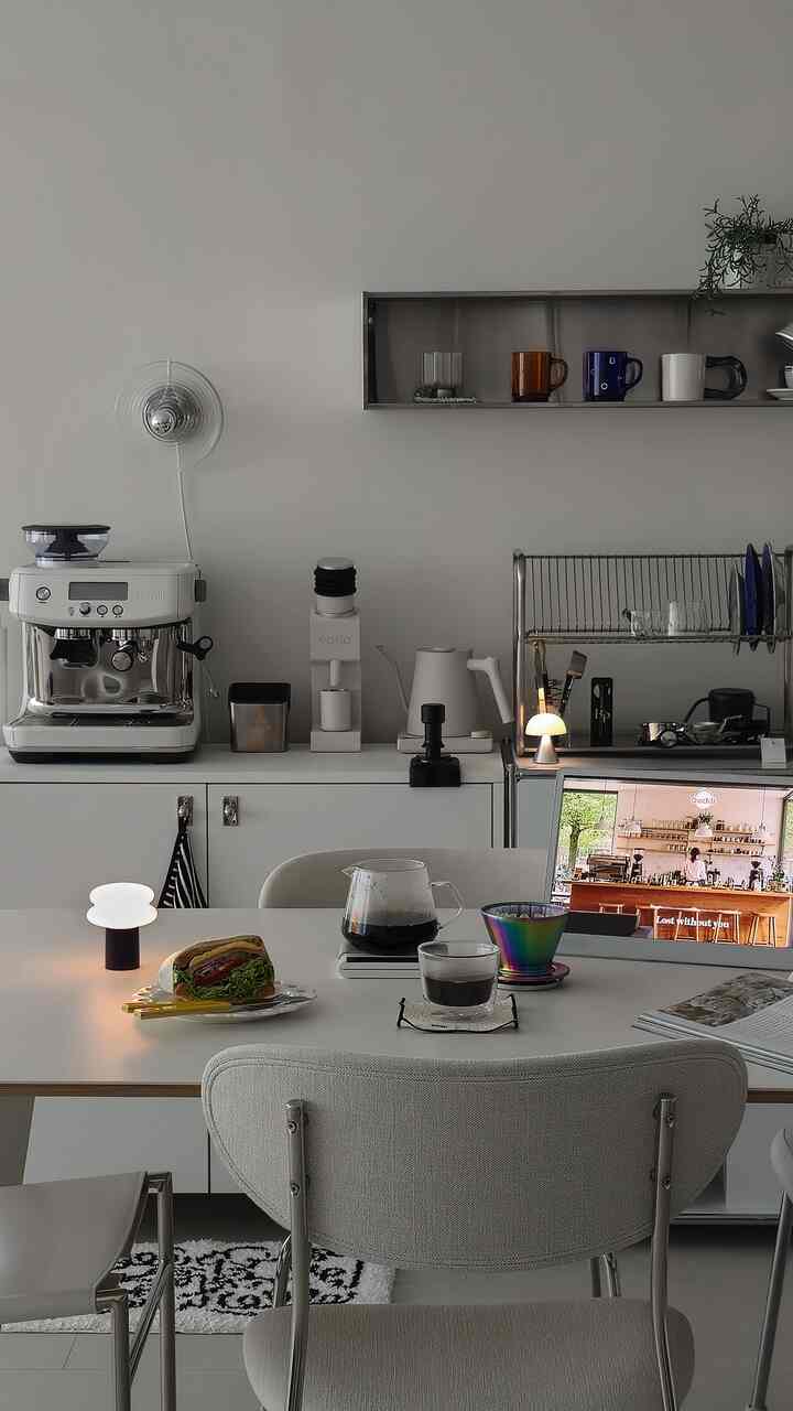 白を基調としたキッチン兼おうちカフェ、モダンな家具とコーヒー器具が配置された清潔感のあるインテリア