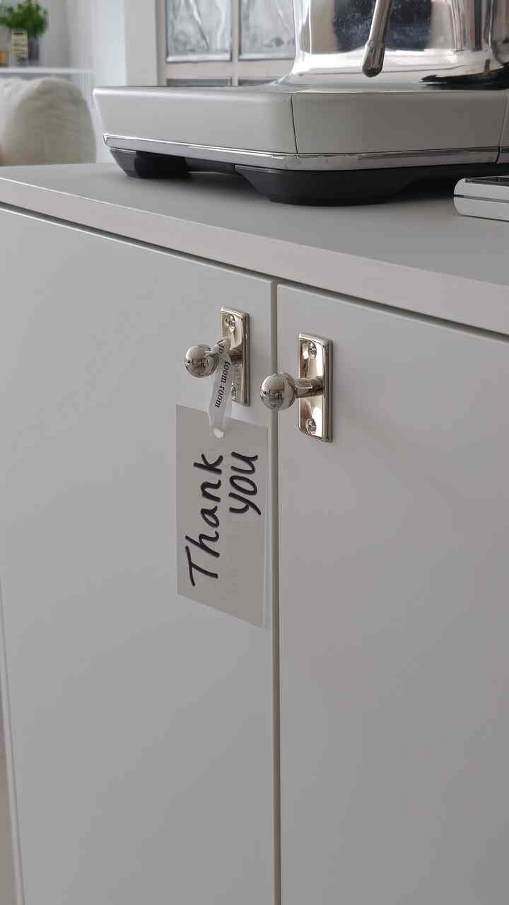 ホワイトのキャビネットとシルバーの取っ手があるモダンなキッチン家具