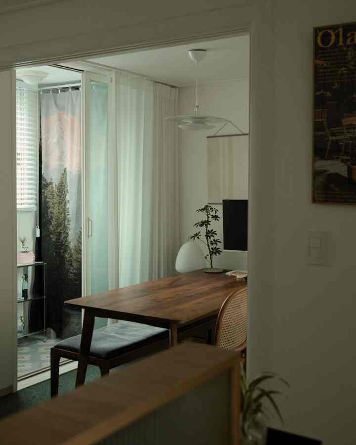 ナチュラルカラーとホワイトトーンのダイニングルーム、木製のダイニングテーブルとベンチが配置された雰囲気のある空間