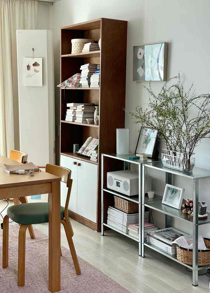 ナチュラルカラーと木目調の家具が配置されたダイニングルーム、すっきりとした雰囲気の北欧スタイルのインテリア