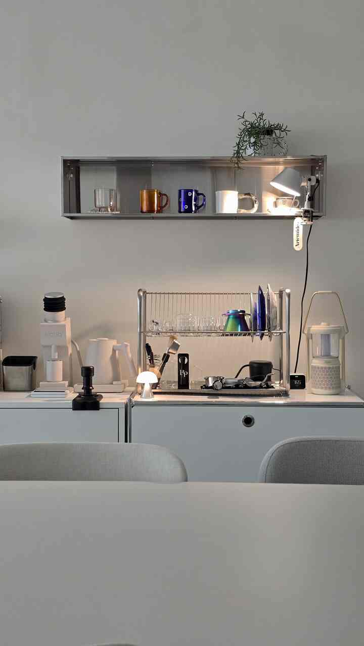 白を基調としたキッチン、ミニマルなデザインと整頓されたコーヒー用品が配置された雰囲気のあるおうちカフェ空間