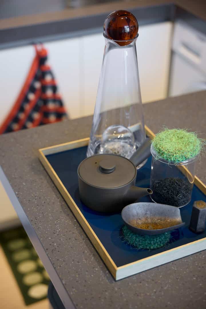 ナチュラルカラーのキッチンカウンターにモダンなティートレイセットが配置され、落ち着いた雰囲気の茶道用具が映える