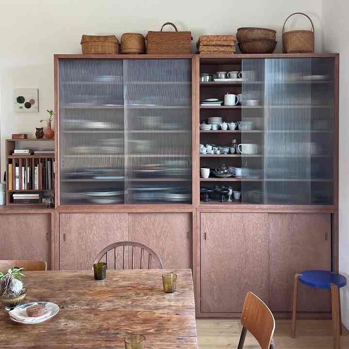 木目調のリビングとキッチンが融合した空間、オーダーメイド収納が配置された自然で落ち着いた雰囲気のインテリア