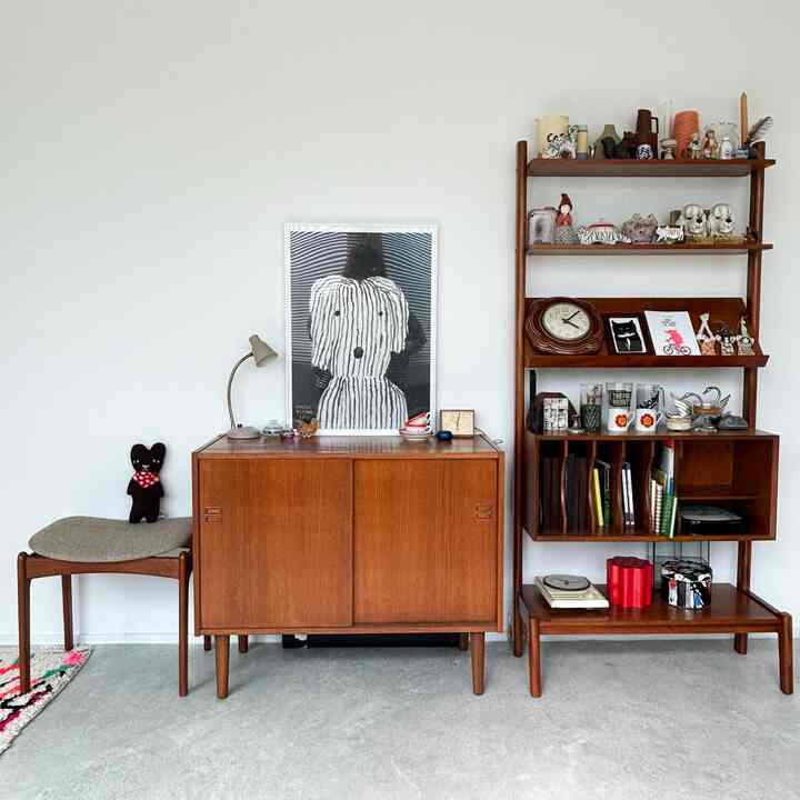 ナチュラルな木目調の家具と多様な小物が配置された清潔感のあるシンプルな収納空間