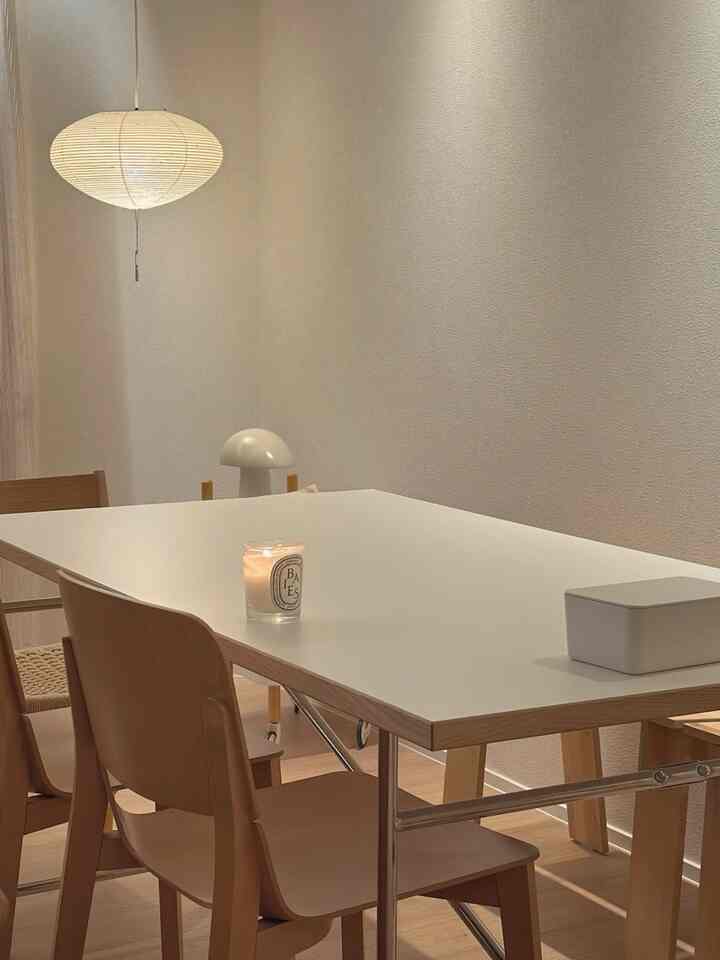 ナチュラルな木目調とホワイトのダイニング、広いダイニングテーブルとキャンドル、ペンダントライトが温かみのある雰囲気を演出するインテリア