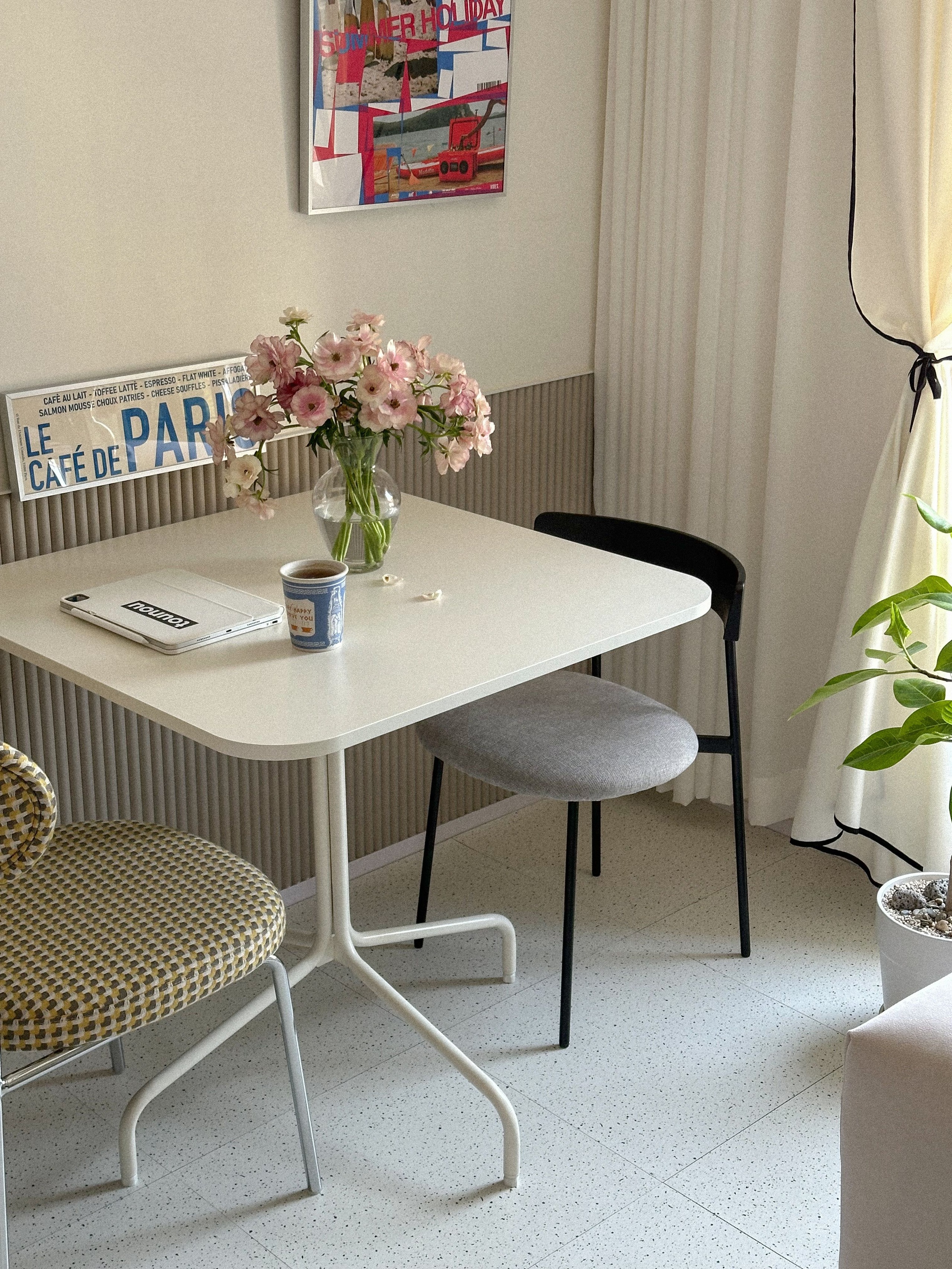 額縁を使った部屋づくりのアイデア