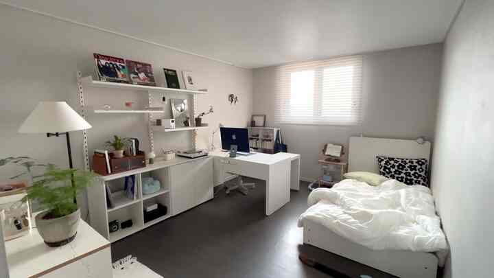 ホワイトトーンの狭いワンルーム寝室とホームオフィスが融合したシンプルモダンな空間