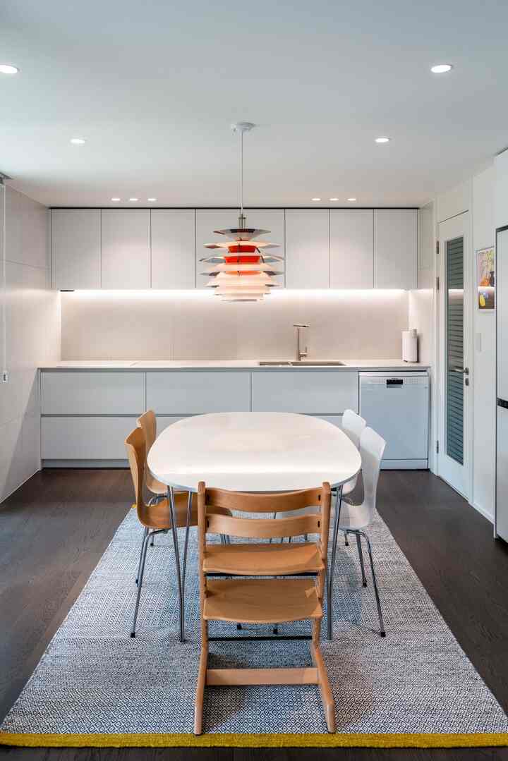 白と木目調が調和したダイニング、テーブルと椅子が配置された清潔感のあるナチュラルモダンなインテリア