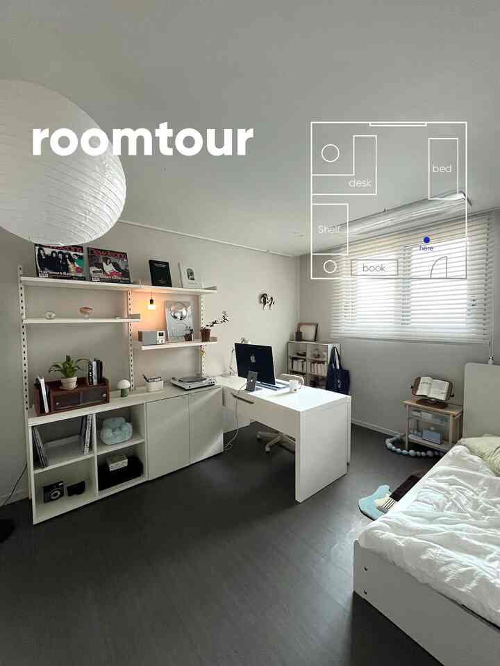 白とダークグレーのトーンでまとめられた、一人暮らし用のモダンなホームオフィス兼寝室、開放感のあるインテリア
