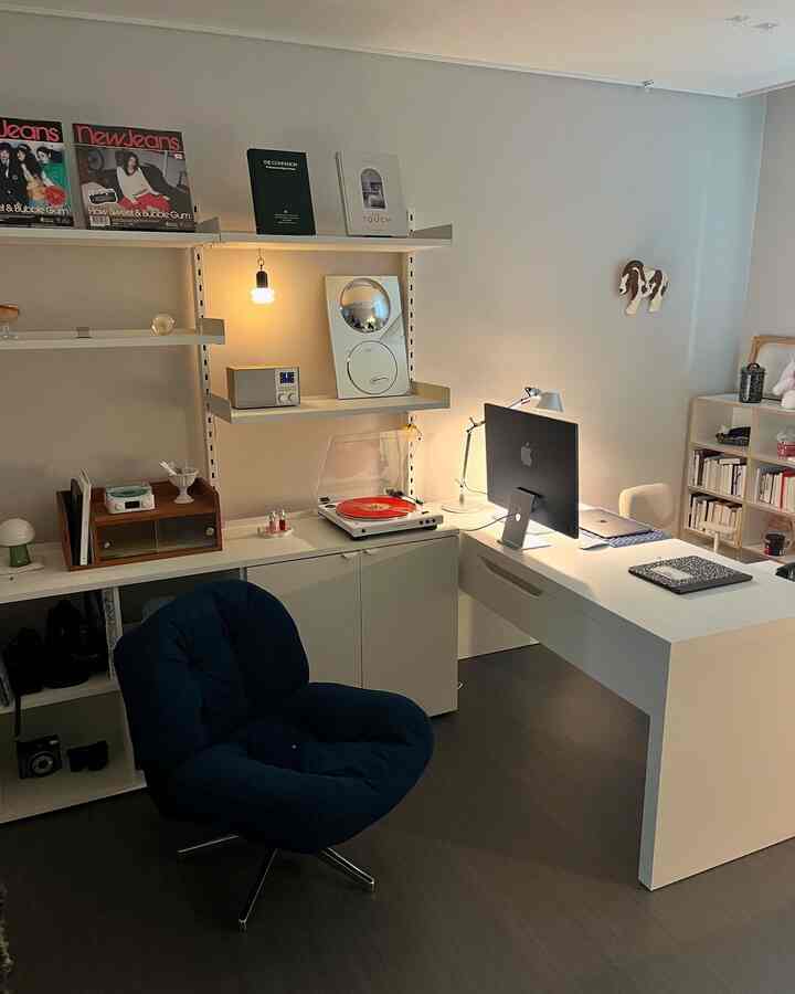 ホワイトとネイビーカラーのホームオフィス、デスクとネイビーのクッションチェアが調和する居心地の良い在宅勤務空間