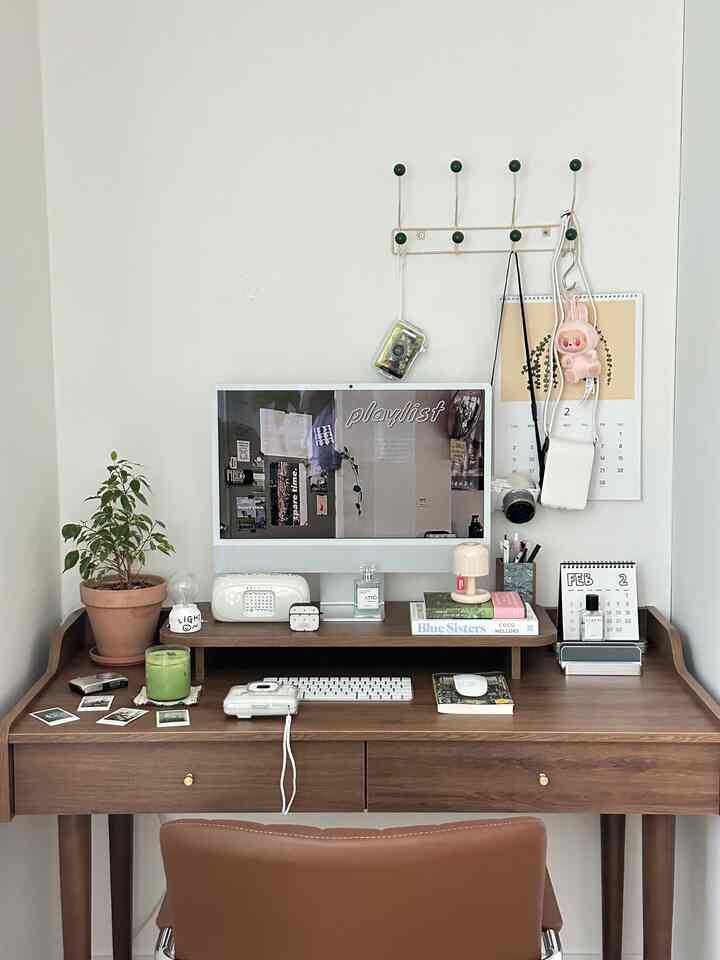 ナチュラルなブラウン色調のコンパクトなホームオフィス、木製デスクとオフィスチェアが配置された落ち着いた作業空間