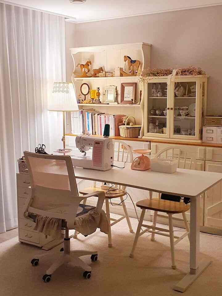 ナチュラルカラーのホームオフィス、机とオフィスチェアを配した清潔で居心地の良い雰囲気のあるインテリア