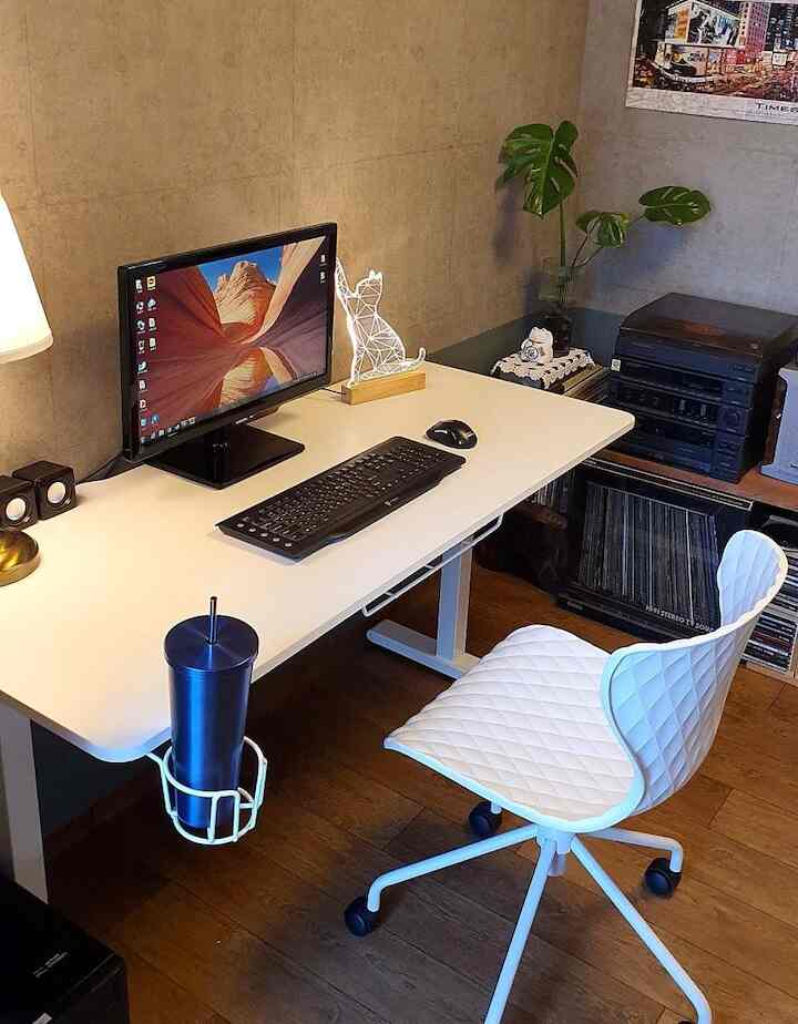 ホワイトとブラウンの木目調が調和した書斎空間、アピックスの昇降デスクと猫のLEDムードライトが配置されたモダンなホームオフィス