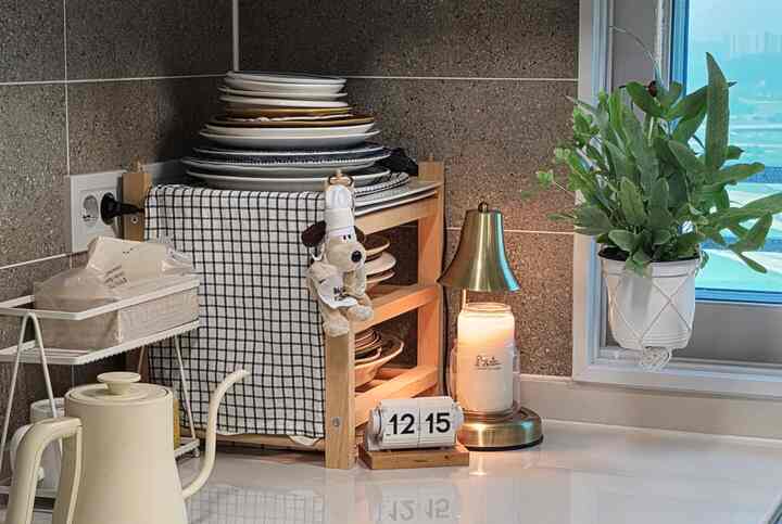 白と木目調のキッチンインテリア、IKEAのワインラックに皿が整理された雰囲気のある空間