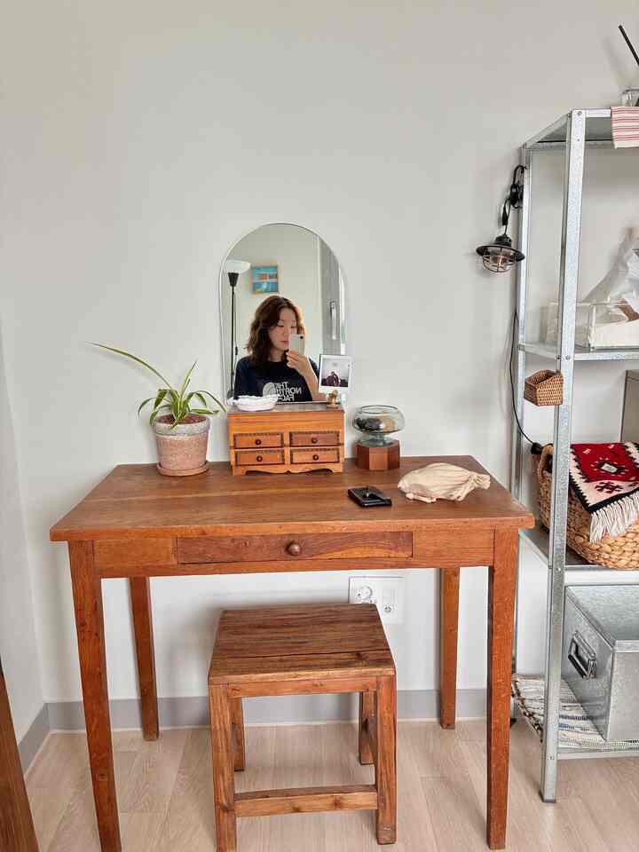 ナチュラルな木目調と白い壁が際立つ、ヴィンテージスタイルの化粧台のある空間