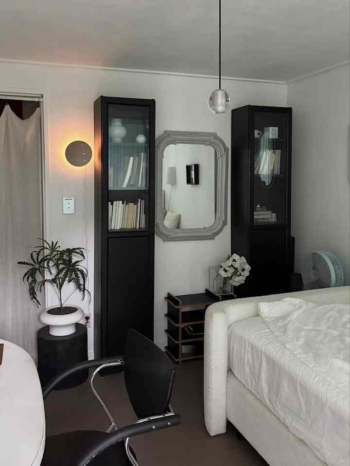 白と黒の調和が取れたクラシックな書斎兼寝室、バランスの良い家具配置と洗練された雰囲気のあるインテリア