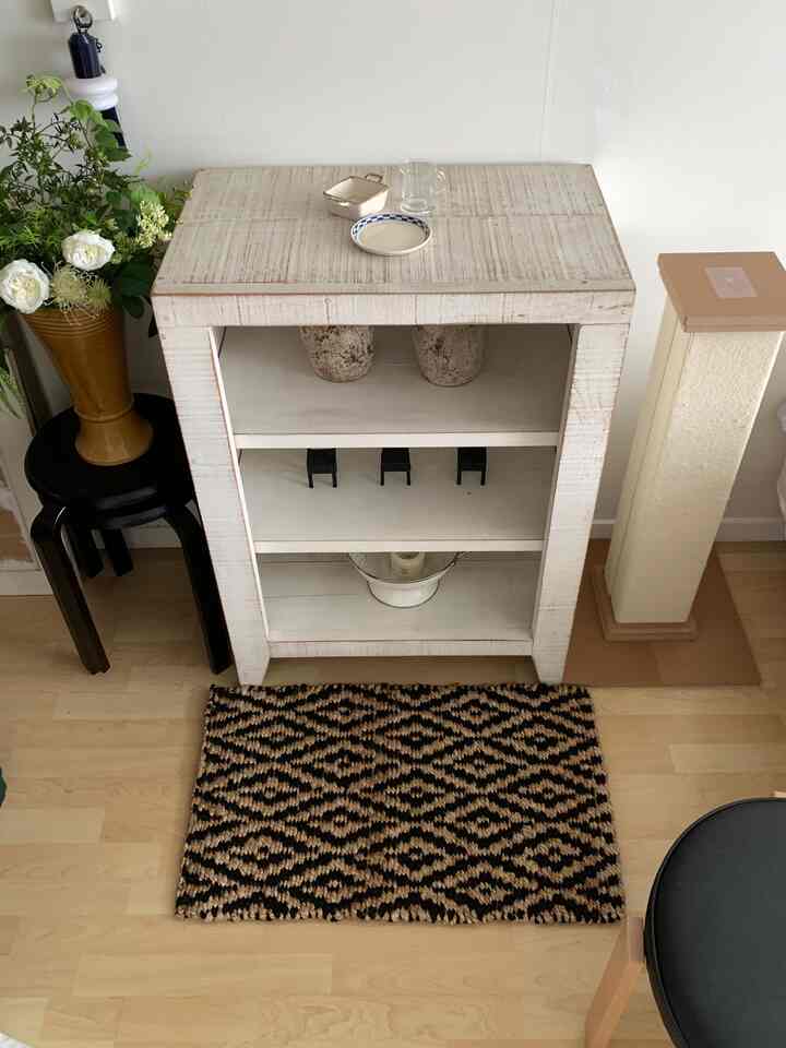 ホワイトとブラウンの色調のリビング、ヴィンテージ家具とキャットスクラッチャーが配されたナチュラルな雰囲気のインテリア