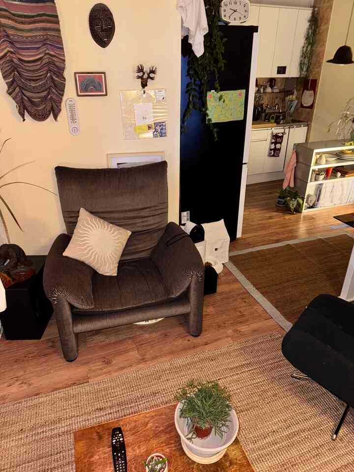 ナチュラルな木目調と自然素材のラグが調和するリビングとオープンキッチンの空間