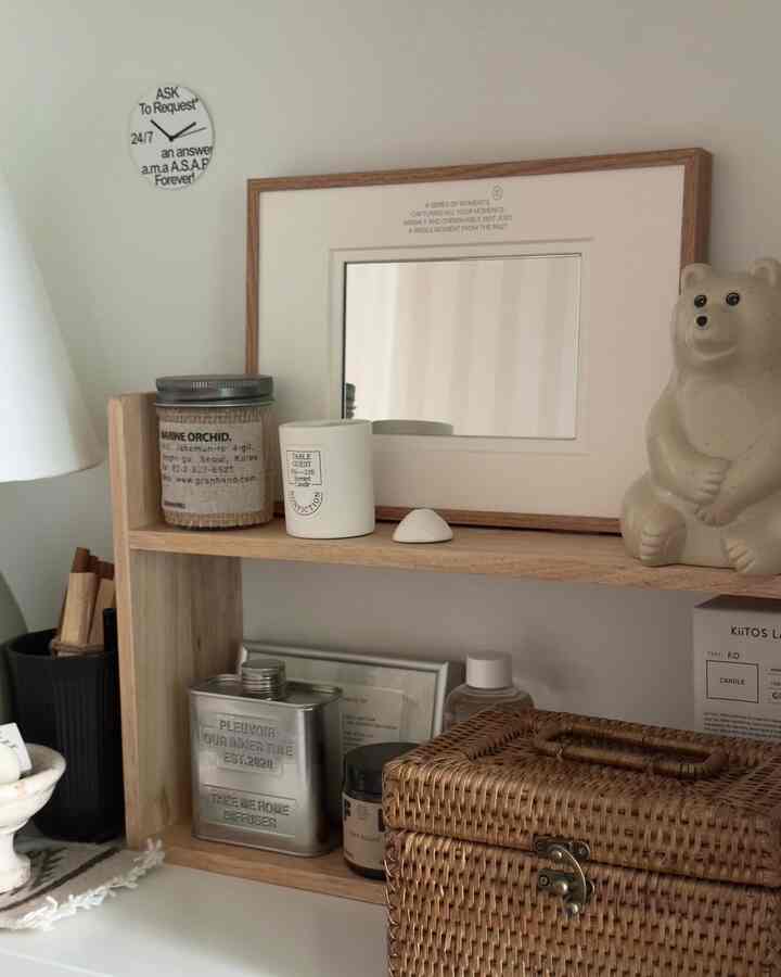 ナチュラルウッド調の棚と鏡が配置された落ち着いた印象のあるインテリア