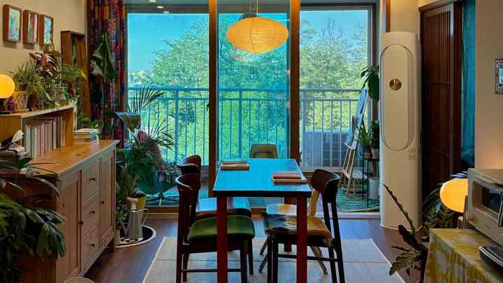 木目調でナチュラルなリビングルーム、ダイニングテーブルと椅子が配置された雰囲気のある空間