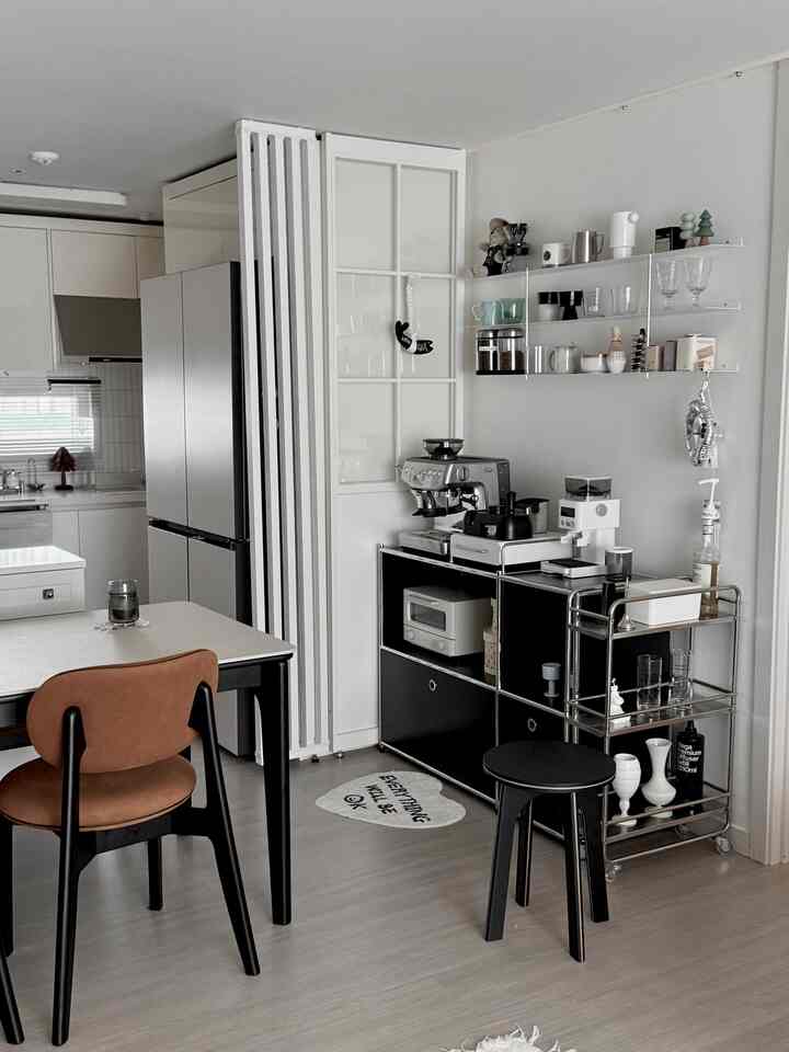 白と黒のモダンなキッチンとおうちカフェ空間、ダイニングチェアとスツールが配置された印象的なインテリア