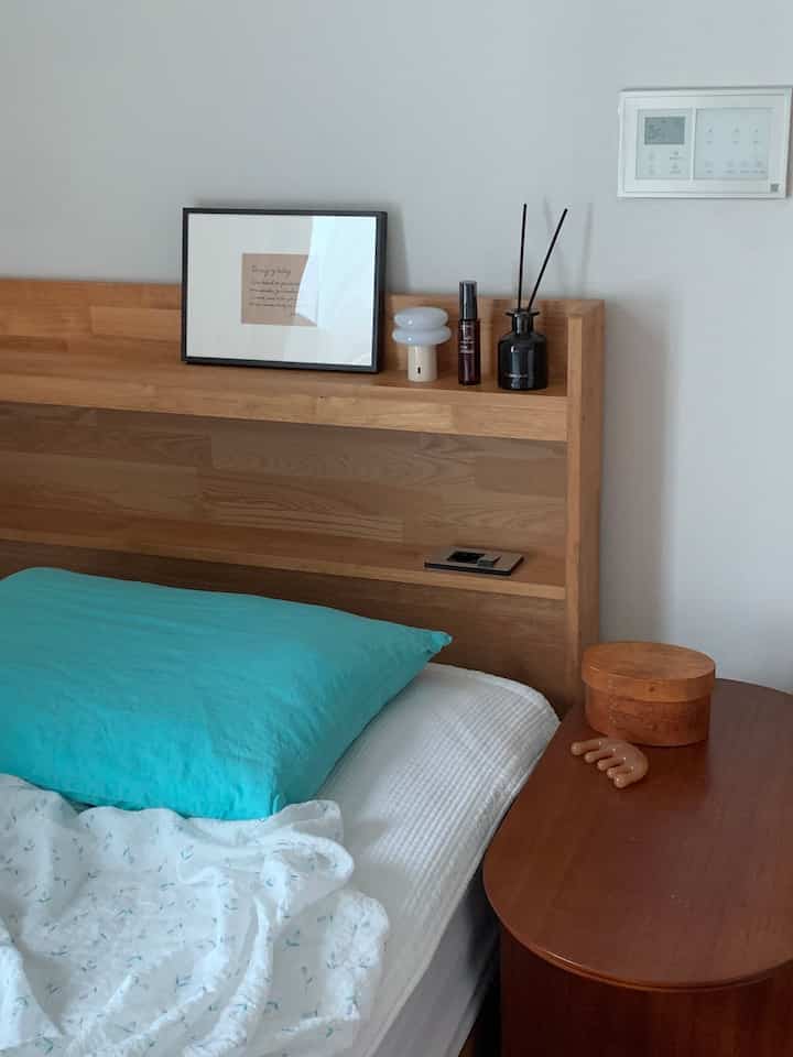 ナチュラルな木目調とシンプルな家具が配置された落ち着いた寝室