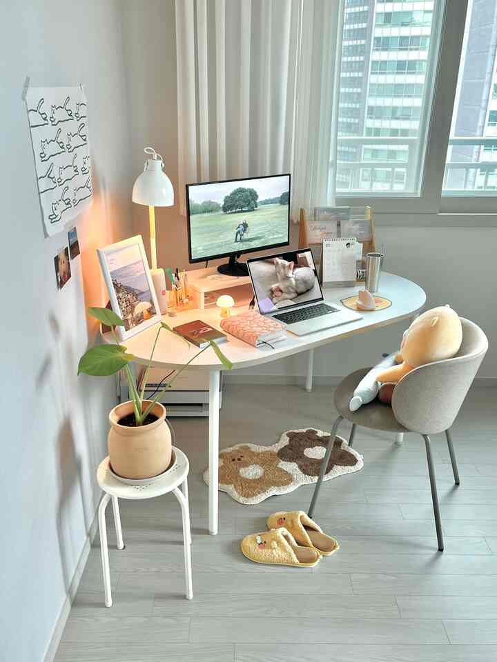 白とベージュのトーンのホームオフィス、猫と暮らす暖かみのあるコンパクトな作業空間