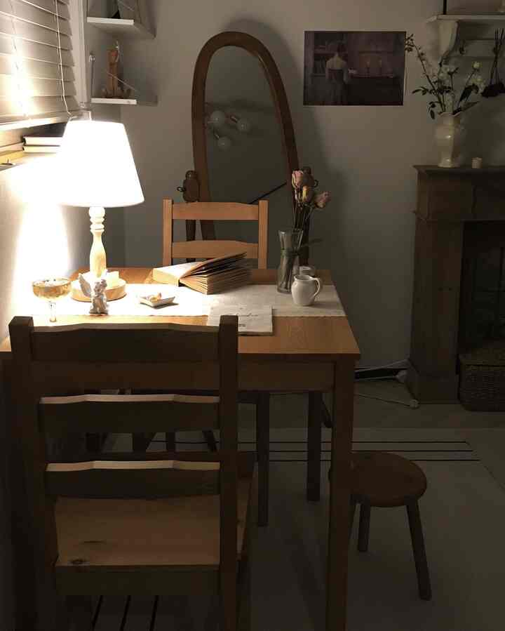 暖かみのある木目調と白い照明が調和したダイニング。ヴィンテージなフレンチカントリースタイルのテーブルと椅子が配置された雰囲気のあるインテリア