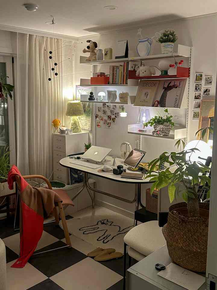 ホワイトとブラウンのトーンのホームオフィス、机と棚、植物が配置された居心地の良い一人暮らし空間