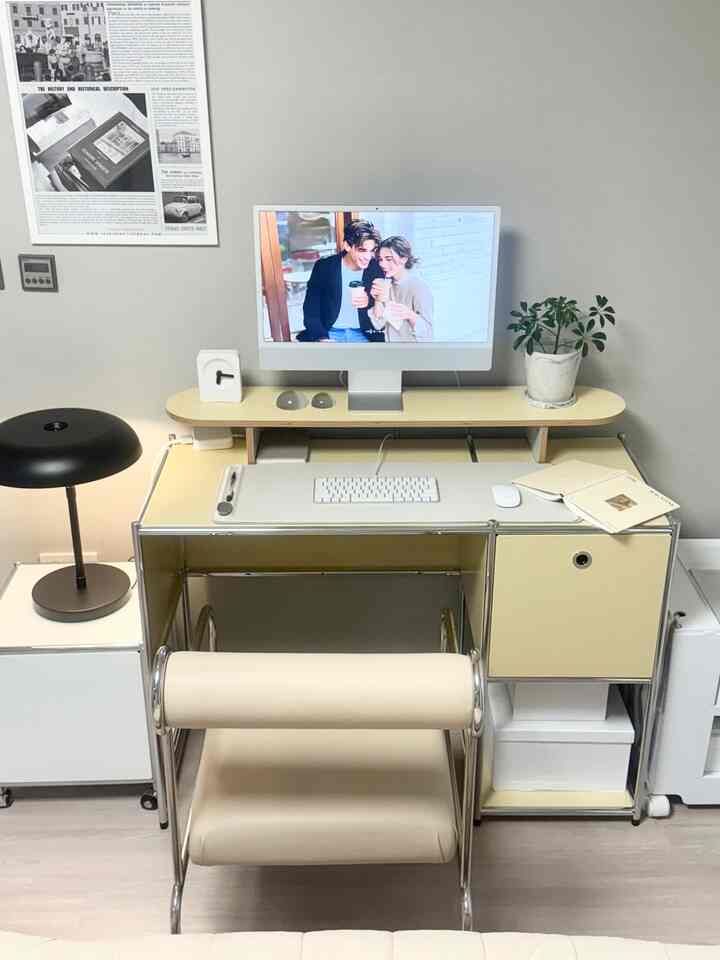 ベージュと白を基調とした子供部屋のデスクスペース、シンプルでミッドセンチュリーモダンな印象的なインテリア