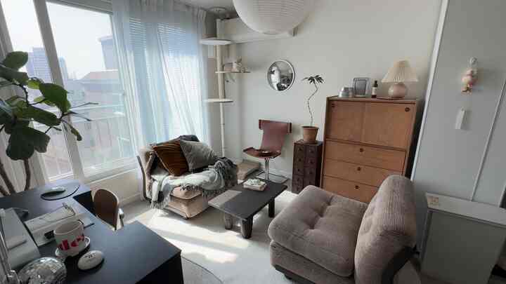 ホワイトとブラウンの色調のリビング、キャットタワーとソファが調和したZENスタイルのインテリア