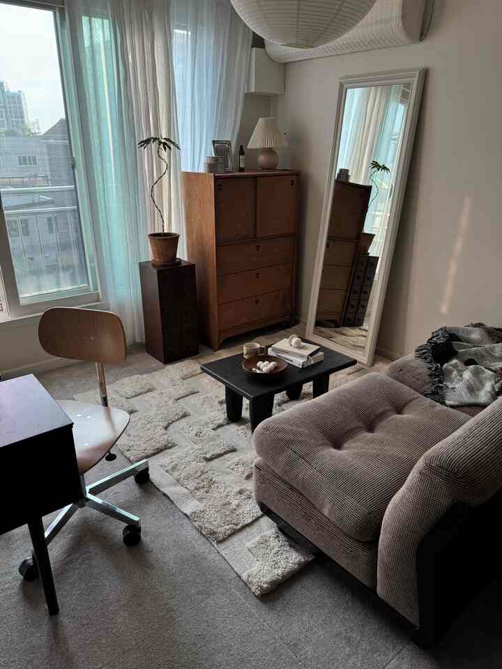 ナチュラルな色調の一人暮らしのホームオフィスとリビングが調和した落ち着いた雰囲気のインテリア