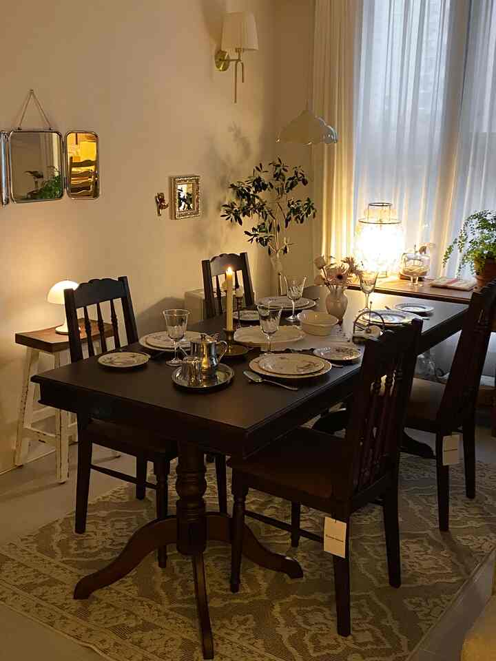 ブラウンウッドのダイニングテーブルと椅子が配置されたナチュラルトーンのリビングダイニングスペース