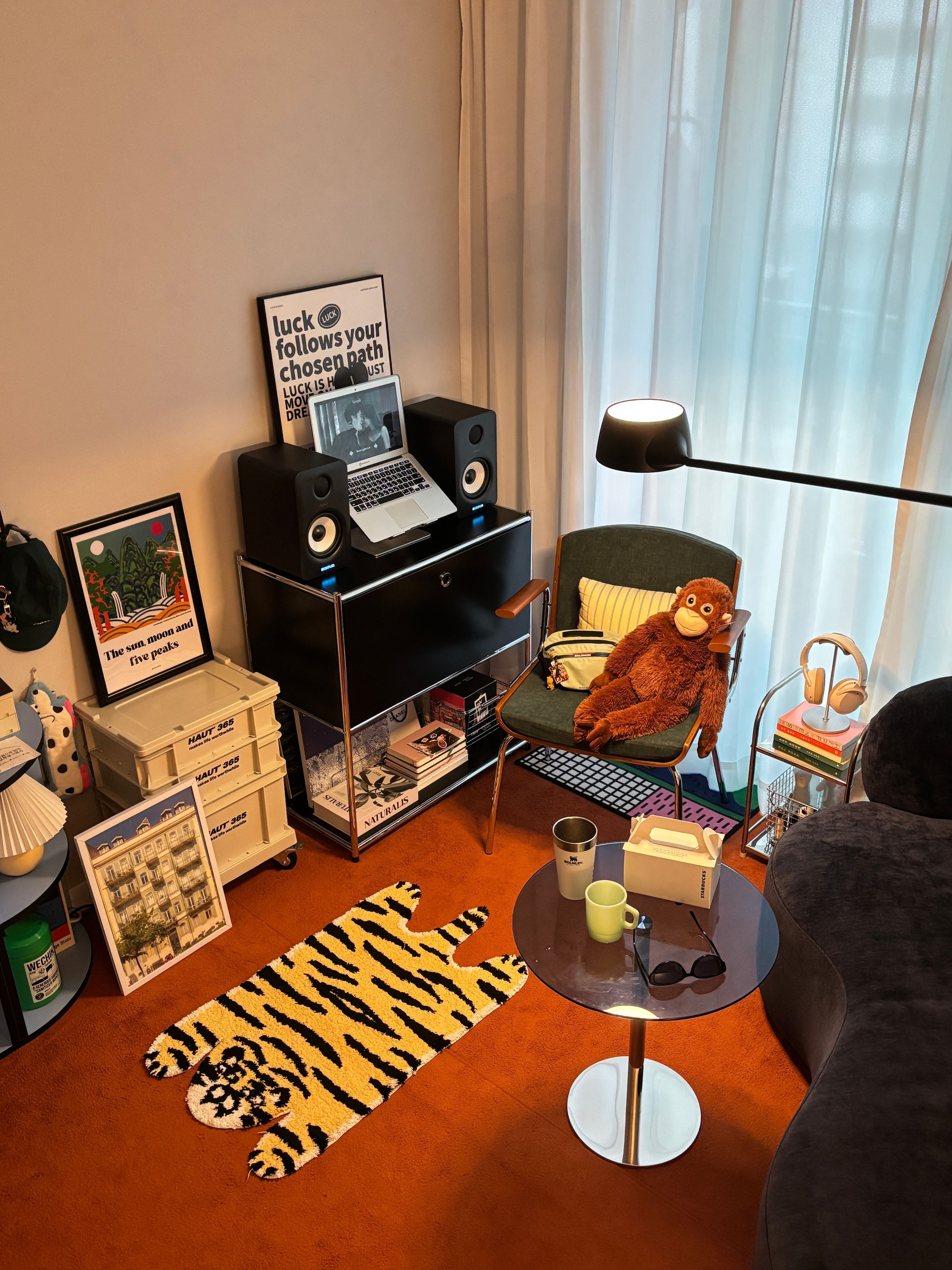狭い部屋向けミッドセンチュリーモダンアームチェアのインテリア