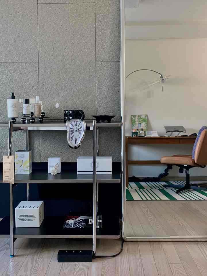 木目調の床とモダンな収納棚、デスクとオフィスチェアが配置された整った書斎スペース