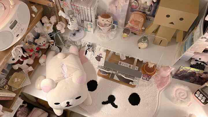 白と茶色のトーンが特徴の小さな個人の部屋、机と棚にかわいいキャラクターのぬいぐるみやオブジェが並ぶ、青春の少女らしい雰囲気のインテリア